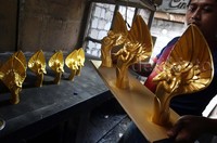 Saat ini perajin mengeluhkan tidak stabilnya harga bahan baku dipasaran akibat fluktuasi mata uang rupiah terhadap dolar AS karena bahan bakunya mengandalkan produk impor.