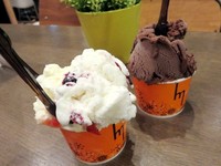 Gelato cheese cake ini yang dipadu dengan blueberry. Cheese cake menghasilkan rasa manis, sedangkan blueberry lebih menghasilkan rasa yang asam segar karena dicampurkan dengan beberapa potongan blueberry. Dark Chocolate menjadi salah satu rasa yang paling best seller. Teksturnya lebih padat dibandingkan jenis gelato yang lainnya.