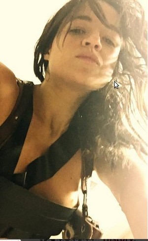 Michelle Rodriguez Selfie Sambil Pamer Bulu Ketiak