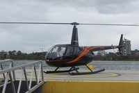 Helikopter yang akan kami naiki adalah Robinson R44 Clipper II. Helikopter ini berkapasitas 3 penumpang dan satu pilot (Fitraya/detikTravel)