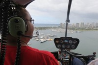 Suasana dari dalam helikopter. Kami terbang ke arah kota sampai gedung Jupiters Casino (Fitraya/detikTravel)