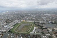 Kami terbang setinggi 250 meter. Rumah, gedung dan pantai tampak kecil terlihat di bawah sana. (Fitraya/detikTravel)