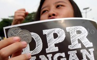 Mereka juga melemparkan koin ke dalam gedung DPR.  Lamhot Aritonang/detikFoto.