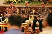 Peringatan Hari HAM se-Dunia 2015 juga dihadiri Menteri Hukum dan HAM Yasonna Laoly (kiri) serta Ketua Komnas HAM Nur Kholis (kanan).