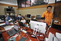Ketua KPU Husni Kamil Manik memantau hasil statistik penghitungan Pilkada di kantornya.