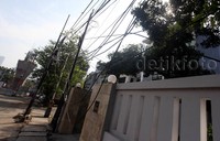 Utilitas berupa kabel PLN, kabel telkom, kabel penerangan jalan, kabel listrik box iklan, pipa gas, dan pipa air sangat menggangu proses pembangunan jalan layang busway.