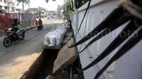 Seperti terlihat di jalan Wolter Monginsidi, Jakarta, Jumat (11/12/2015).
