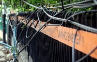 Keberadaan kabel tampak semeraut.