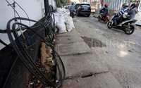 Selain itu keberadaan kabel ini juga menggangu kenyamanan pengendara.