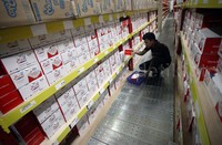 Seorang pekerja mengecek barang dagangan.