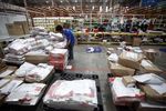 Melihat Kesibukan Gudang Toko Online di Harbolnas