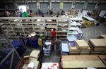 Melihat Kesibukan Gudang Toko Online di Harbolnas