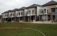 Serenia Hills merupakan pengembangan kawasan perumahan dari total luas lahan 24 hektar yang terletak di Jakarta Selatan dan Tangerang Selatan yang dipisahkan oleh Sungai Pesanggrahan.