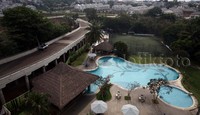 Perumahan mewah dilengkapi berbagai fasilitas, salah satunya kolam renang.