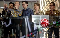 Direktur Utama PT Kino Indonesia Tbk, Harry Sanusi bersama dengan Direktur Penilaian Perusahaan PT Bursa Efek Indonesia, Samsul Hidayat memperhatikan pergerakan harga sama PT Kino Indonesia Tbk (Kode Saham: KINO) pada saat pencatatat saham perdana (IPO) di Bursa Efek Indonesia, Jakarta.
