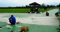 Para pekerja terlihat tengah memperbaiki venue panahan.