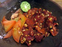 Pencinta sambal tak boleh melewatkan sambel dadak racikan SHSD. Dibuat dari cabai merah yang diulek kasar, irisan tomat, dan jeruk limau. Huah! Pedas menyengat!