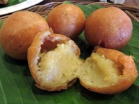 Perkedel asal Purwakarta ini dibuat dari kentang dan tepung kanji. Bagian luarnya garing renyah sementara dalamnya kenyal lembut.