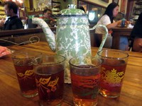 Teko kaleng enamel ini berisi teh tawar hangat yang cocok untuk membilas pedas dan menghangatkan perut.