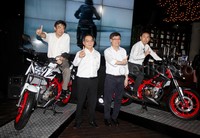 Tampak dalam foto 1 (kiri-kanan) Marketing Director PT AHM Margono Tanuwijaya, President Director PT Astra Honda Motor Toshiyuki Muma, Marketing Director PT AHM Koji Sugita dan Executive Vice Presiden Director PT AHM Johanes Loman.