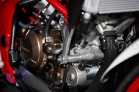 All New Honda CB150R StreetFire menggunakan mesin 150cc, DOHC 4 katup, 6 kecepatan, berpendingin cairan (liquid-cooled). Akselerasi yang dihasilkan mampu mencapai 10,5 detik (0-200m). 