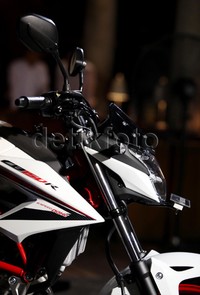 Untuk semakin menunjang tampilan agresif pada naked sport bike Honda ini, AHM menyematkan visor baru dan undercowl dengan desain sporti yang menyempurnakan aerodinamika dan performa berkendara. All New Honda CB150R StreetFire Special Edition ini diluncurkan dalam 2 pilihan warna, yaitu Raptor Black dan Speedy White.     