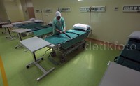 Perawat merapihkan tempat tidur pasien di RSUD Pasar Minggu di Jl TB Simatupang, Jakarta Selatan, Sabtu (12/12/2015).