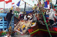 Para nelayan mengikuti pesta laut di Muara Angke.