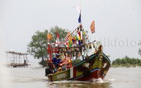 Perahu yang telah dihias membawa berbagai sesaji.