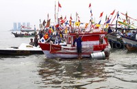 Para nelayan membawa sesaji seperti kepala kerbau dan kembang untuk dilarung ke tengah laut.
