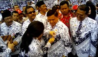 Dalam acara itu juga diberikan penghargaan Dwija Praja Nugraha kepada beberapa gubernur dan bupati. Pool/Jabbar Ramdhani/detikFoto.