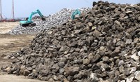 Ekskavator mengerjakan proyek reklamasi di kawasan pantai utara Jakarta.
