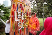 Menurut mahasiswa, percikan air warna-warni membuat efek positif bagi tubuh dan pikiran.