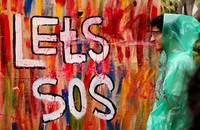 Terlihat di bagian dinding tulisan 'Let's Splash Our Stress (SOS)'