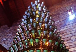 Pohon Natal Ini Dibuat dari Botol Wine, Piring dan Cangkir