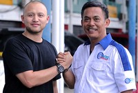 Ananda Mikola (kiri) melakukan salam komando dengan Prasetyo Edi Marsudi (kanan) di sela-sela Bikers Summit 2015.