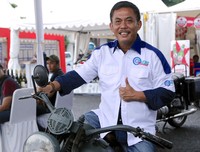 Prasetyo Edi Marsudi berpose di atas motor.