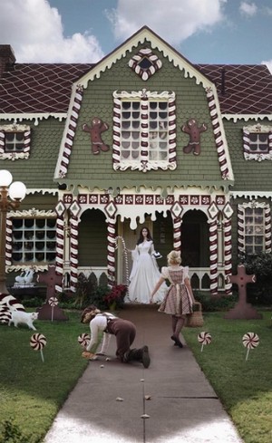 Keren, Wanita Ini Dekor Rumahnya Jadi Sangat Mirip Rumah Kue Jahe