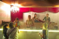 Gerai funnel cake ala Amerika punya atraksi gadis-gadis cantik yang berjoget sambil membuat kue. Alhasil banyak pengunjung datang (Fitraya/detikTravel)
