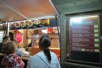 Untuk traveler Indonesia yang kangen masakan negeri sendiri, jangan khawatir. Ada Sate House dengan menu sate ayam dan nasi padang (Fitraya/detikTravel)