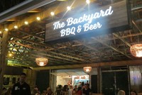 Untuk aneka steak khas Australia ada area The Backyard. Pengunjung bahkan dapat memanggang sendiri dagingnya (Fitraya/detikTravel)