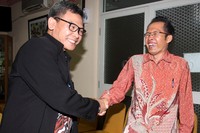 Alexander Marwata berjabat tangan dengan Johan Budi saat bertemu di ruang tunggu Komisi III. Pool/Lamhot Aritonang/detikFoto.