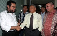 Amien Rais berjabat tangan dengan Yoris Raweyai saat bertemu di gedung DPR. Pool/Lamhot Aritonang/detikFoto.