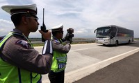 Polisi mengecek kecepatan kendaraan yang melintas di tol Cipali. Ist/dok Tol Cipali.