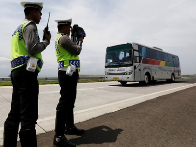 Polisi Cek Kecepatan Kendaraan di Tol Cipali