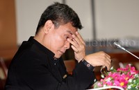 Johan Budi sesekali mengusap matanya. Pool/Lamhot Aritonang/detikFoto.