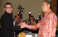 Johan Budi menyalami Pimpinan Komisi III Benny K Harman. Pool/Lamhot Aritonang/detikFoto.
