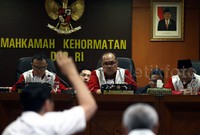 Luhut Binsar Pandjaitan mengakui kenal dan berteman dengan pengusaha minyak Reza Chalid. Selain kenal, Luhut juga mengaku beberapa kali bertemu dengan Reza. Mereka bertemu terakhir sebelum 8 Juni 2015 saat Reza bersama Ketua Dewan Perwakilan Rakyat Setya Novanto menemui Presiden Direktur PT Freeport Maroef Sjamsoeddin.
