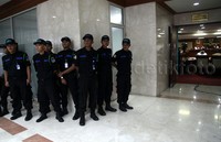 Tak terlihat polisi yang berjaga. Hanya Pamdal DPR yang berjaga di depan ruang sidang.