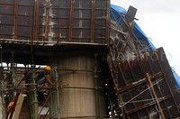 Beton penyangga jembatan Tol Depok-Antasari yang ambruk ini berada sekitar 100 meter dari gerbang Perumahan Green Andara, Jakarta Selatan.